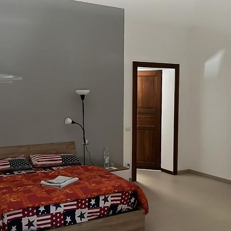 Ferienwohnung Grande Stanza Matrimoniale In Palazzo Signorile Mirandola Exterior foto
